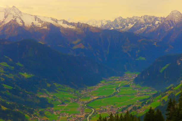 idyllische landschaft über dem zillertal valley, dramatische tirol schneebedeckten alpen, österreich - alpenglow tirol sunrise snow stock-fotos und bilder