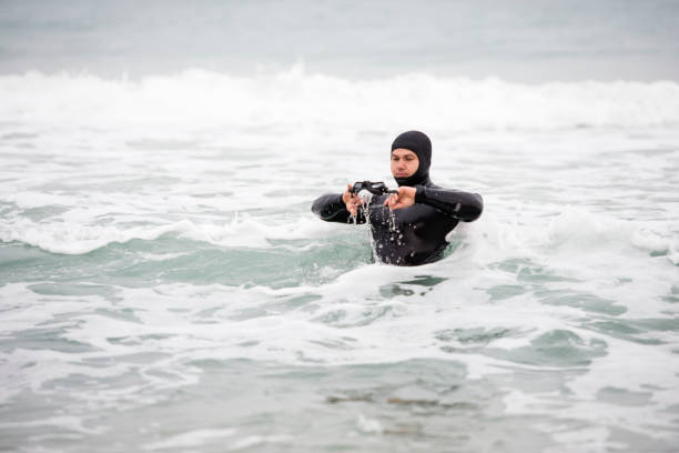 istock Diver man putting on snorkeling mask. 914754036