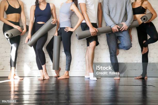 Grupo De Jóvenes Deportivos En Pared Cerca Foto de stock y más banco de imágenes de Yoga - Yoga, Aprender, Pilates