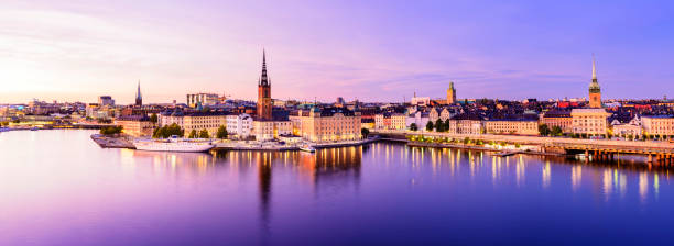 riddarholmen y skyline de gamla stan en estocolmo en el crepúsculo, suecia - riddarfjarden fotografías e imágenes de stock