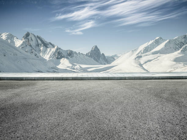 ośnieżone góry w yukon,kanada - snow capped mountain peaks zdjęcia i obrazy z banku zdjęć