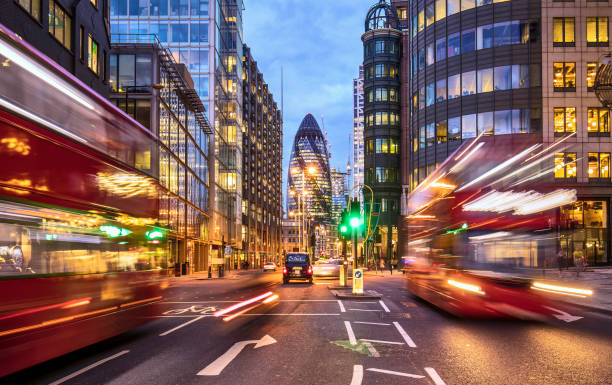 황혼에 런던에서 금융 지구 - speed night traffic urban scene 뉴스 사진 이미지
