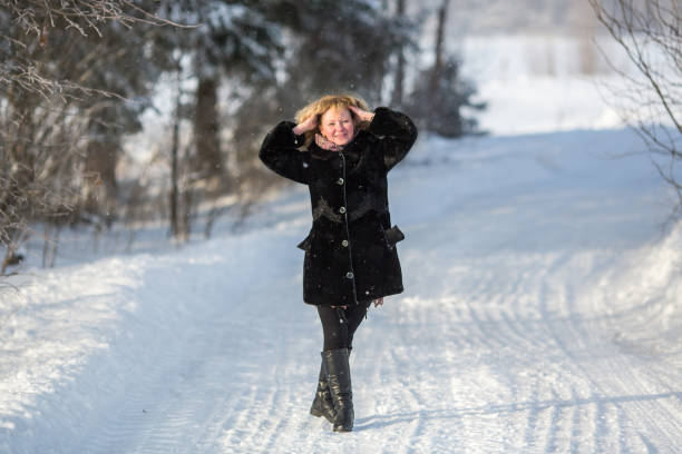 jeune femme en hiver au parc enneigé. - 11327 photos et images de collection