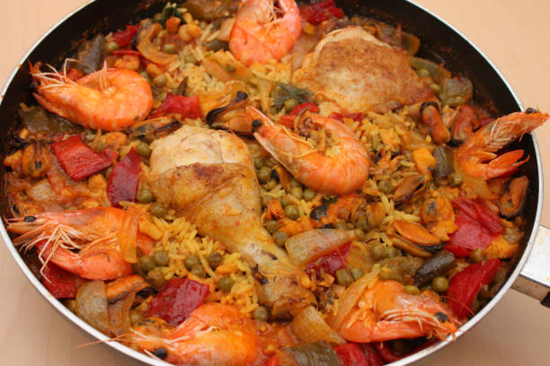 istock Paella with Chicken Shrimp and seafood 914783046