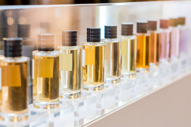상점 창에 다채로운 향수병 세트 - perfume sprayer 뉴스 사진 이미지