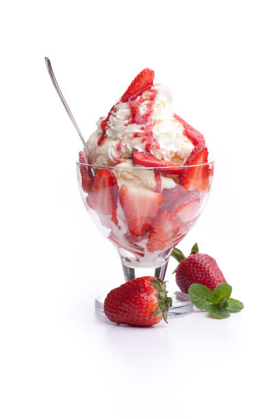 клубничное мороженое со взбитыми сливками и ложкой - ice cream sundae стоковые фото и изображения