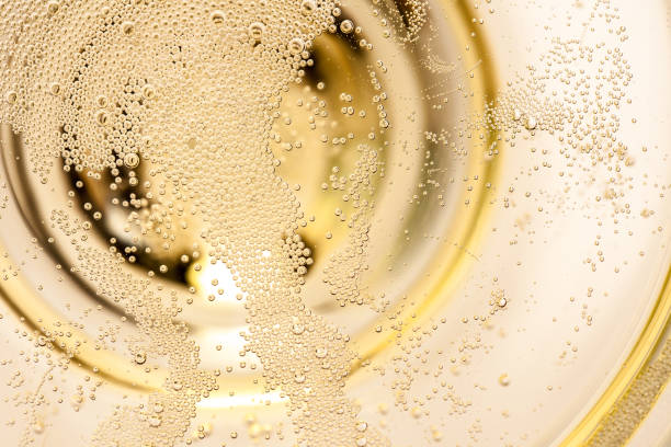muchas pequeñas burbujas en una copa de champán - champagne fotografías e imágenes de stock