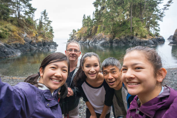 다 인종 가족 포즈 거친 광 야에 selfie에 대 한 하이킹 - hiking family looking at camera daughter 뉴스 사진 이미지