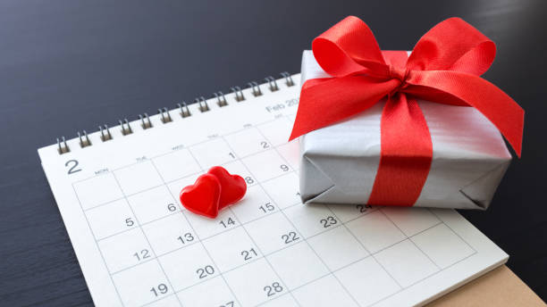 istock Hearts on calendar with gift box 914787694