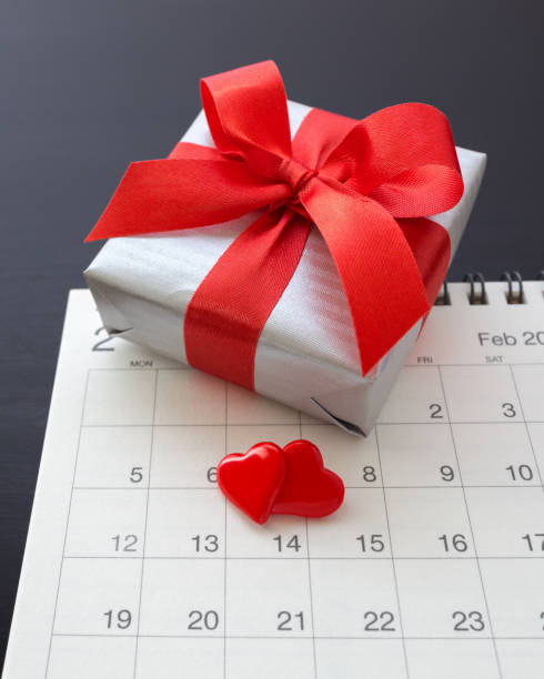 istock Red hearts with gift on calendar 914788246