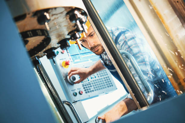 sala di controllo industriale. - operaio di produzione foto e immagini stock