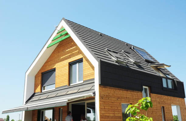 현대 패시브 하우스 건설입니다. 태양 물 난방 (서구) 시스템 옥상 태양 전지 패널을 사용합니다. - 평안해 보이는 사람 뉴스 사진 이미지
