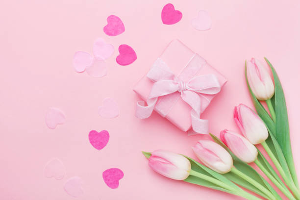 istock Spring flowers and present or gift box on pink pastel table top view. Greeting card for Womans or Mothers Day. 914796146