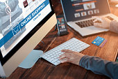 frau-mit-computer-smartphone-und-laptop-