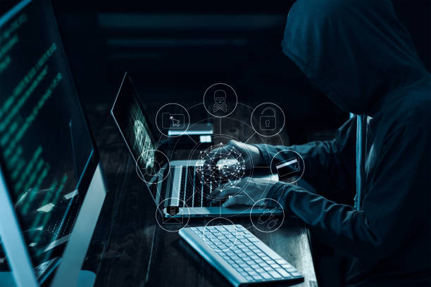 hacker de computadora con iconos trabajando y robar información sobre laptop en interfaz oscura. concepto de crimen de cyber - guard post fotografías e imágenes de stock
