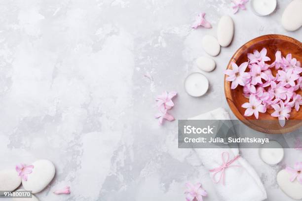 Foto de Relaxamento E Zen Como Conceito Fundo De Aromaterapia Beleza E Spa Com Massagem Seixo Água Perfumada De Flores E Velas e mais fotos de stock de Spa