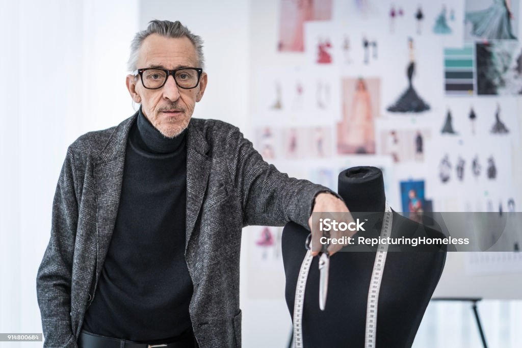 Mode-Designer leht locker an einer Ankleidepuppe - Lizenzfrei Porträt Stock-Foto