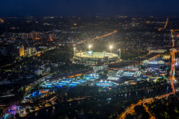 kuvapankkikuvat ja rojaltivapaat kuvat aiheesta melbournen krikettikenttä ja yarra parkin tennisstadion valaistu auringonlaskun aikaan. - international tennis federation