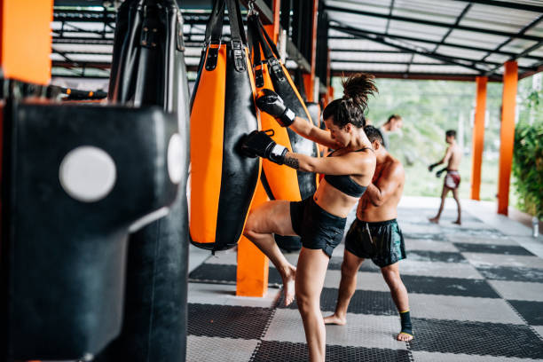 boxeo para hombres y mujeres de thailand - recreación o entrenamiento profesional - muay thai stock-fotos und bilder