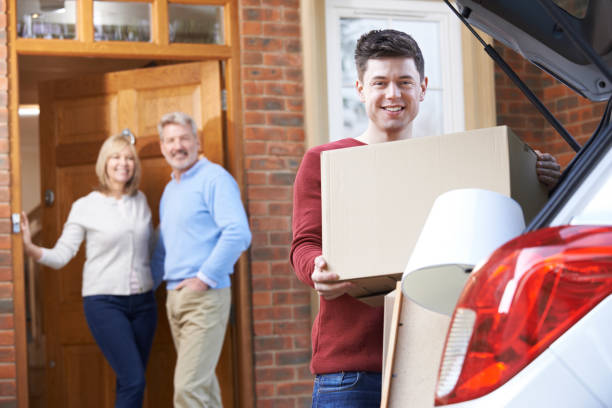 adulto hijo pasar de la casa de los padres - home sale fotografías e imágenes de stock