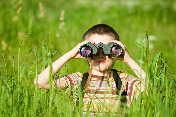 niño con binocular - discovery binoculars boy scout searching fotografías e imágenes de stock