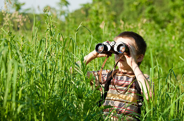 dziecko z dwojga oczu - discovery binoculars boy scout searching zdjęcia i obrazy z banku zdjęć