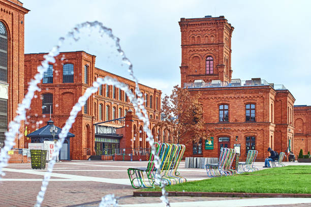 cortile interno manufaktura, un centro artistico, un centro commerciale e un complesso ricreativo a lodz, polonia - lodz foto e immagini stock