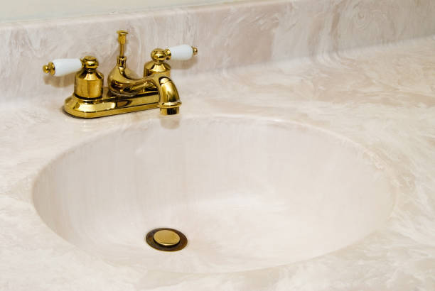 Waschbecken aus Marmor mit Gold Wasserhahn kultiviert – Foto