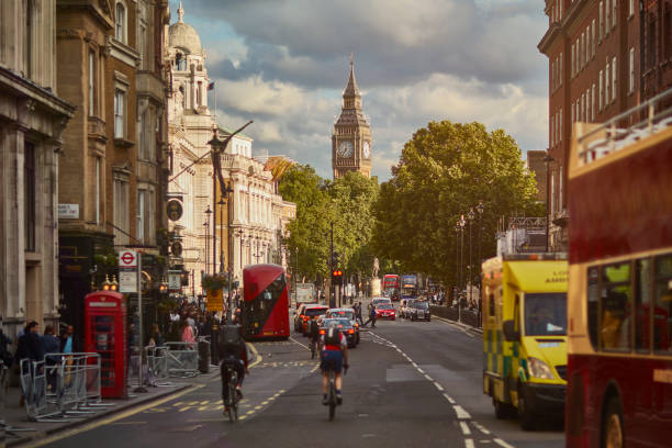 street in london with big ben in the background - city of westminster big ben london england whitehall street imagens e fotografias de stock