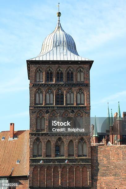 Ciudad Antigua Torre De Lübeck Foto de stock y más banco de imágenes de Antiguo - Antiguo, Arquitectura, Azul