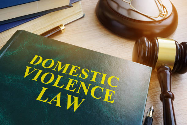 ustawa o przemocy domowej na drewnianym stole. - przemoc domowa zdjęcia i obrazy z banku zdjęć