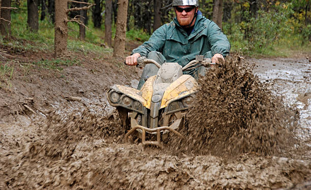 dans la boue - off road vehicle quadbike mud dirt road photos et images de collection