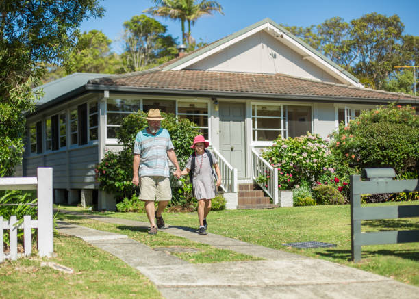 senior chodzenie jego wnuczka do szkoły - house contemporary residential structure australian culture zdjęcia i obrazy z banku zdjęć