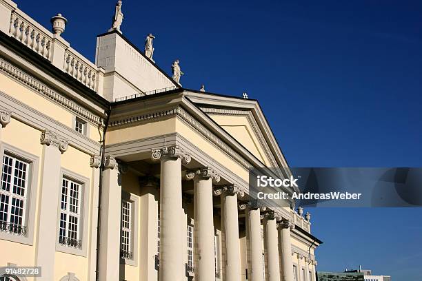 Museu Fridericianum Em Kassel Mit Säulenportal - Fotografias de stock e mais imagens de Alemanha - Alemanha, Alto-Contraste, Bege