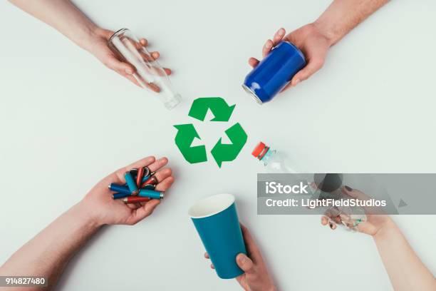 Teilansicht Des Menschen Zeigen Verschiedene Arten Von Müll Rund Um Recyclingzeichen Isoliert Auf Grau Stockfoto und mehr Bilder von Recycling