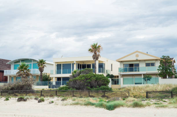 maisons en bord de mer à edithvale dans la banlieue de melbourne. - edithvale photos et images de collection