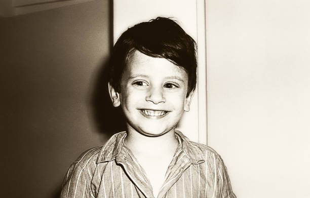 vintage black and white cute boy - 20th century style flash imagens e fotografias de stock
