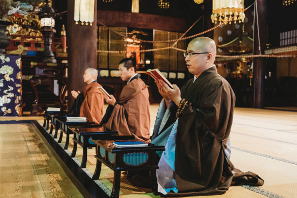 monaci che pregano in un tempio giapponese - buddhist ceremony foto e immagini stock