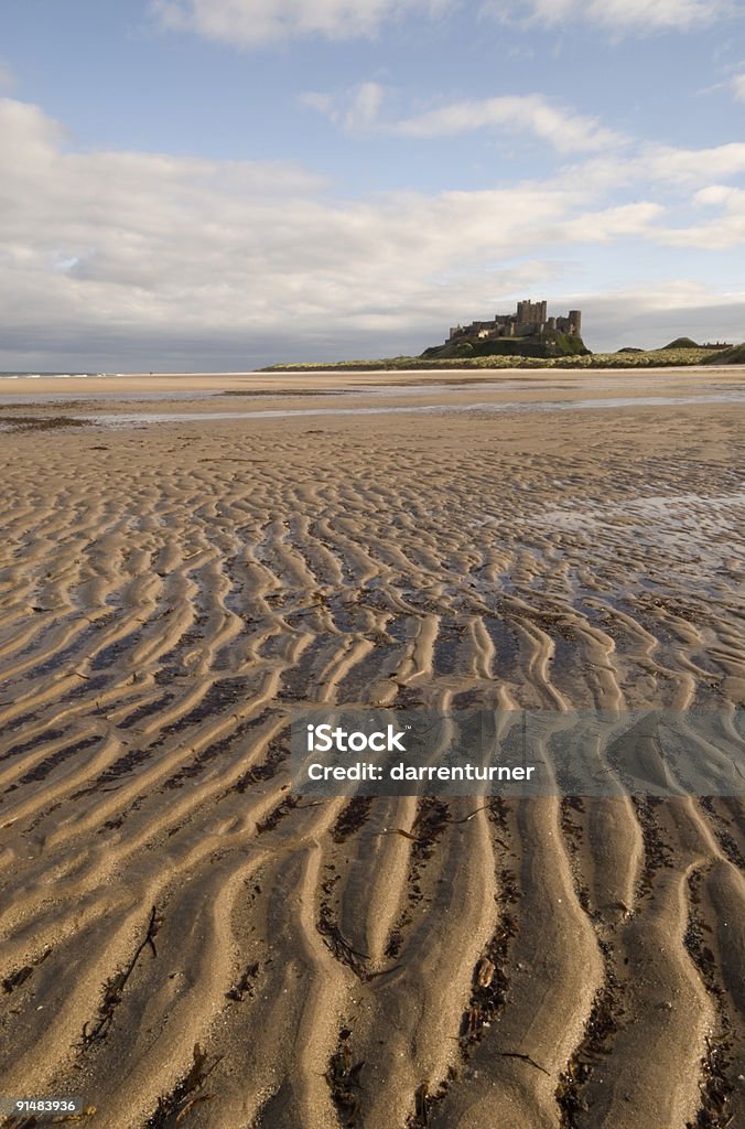 Castello di Bamburgh e spiaggia - Foto stock royalty-free di Castello di Bamburgh