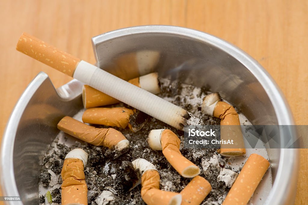 Fumatori Posacenere - Foto stock royalty-free di Bruciare