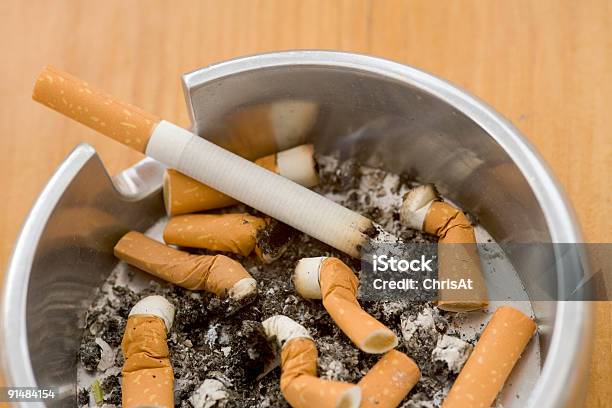 Fumatori Posacenere - Fotografie stock e altre immagini di Bruciare - Bruciare, Cicca - Sigaretta, Close-up