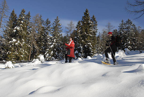 снегоступ hiking - winter snowshoeing running snowshoe стоковые фото и изображения