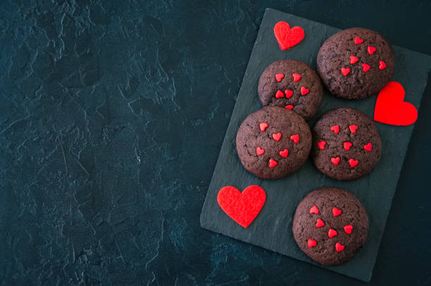 istock Chocolate cookies on a black stone backdrop. Saint Valentine's Day background. 914847116