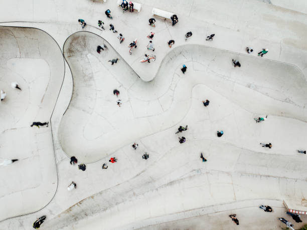 luftaufnahme des skateparks - skateboard park ramp park skateboard stock-fotos und bilder