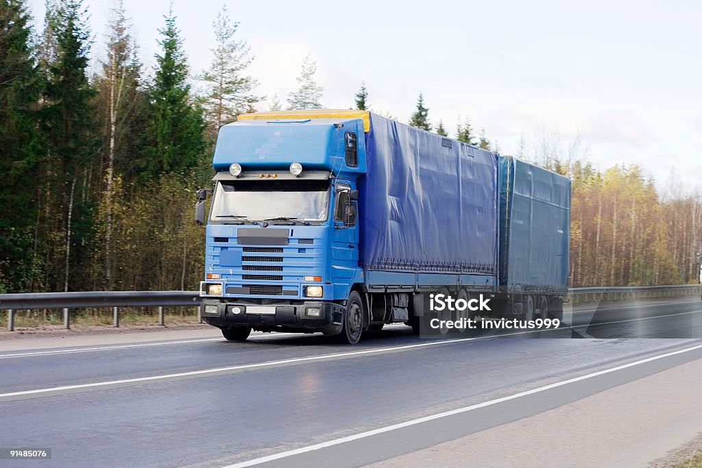 空の青色トラクター予告編トラックの「トラック」シリーズ - イメージ転写のロイヤリティフリーストックフォト