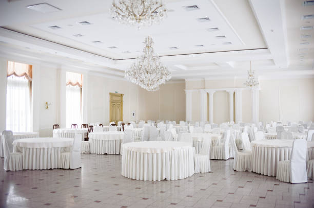 mesa servida. salón para banquetes y bodas - wedding reception wedding table hotel reception fotografías e imágenes de stock