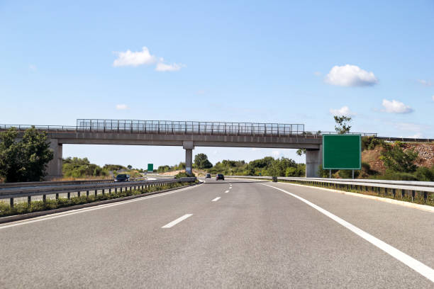 クロアチア、ヨーロッパでつながって陸橋や高速道路の道路を眺め/美しい自然環境、空し、雲の背景/輸送と交通インフラ/標識と信号します。 - traffic sea passage overpass car ストックフォトと画像