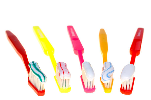 escova e pasta de dente - toothbrush plastic multi colored hygiene - fotografias e filmes do acervo