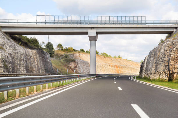 クロアチア、ヨーロッパでつながって陸橋や高速道路の道路を眺め/美しい自然環境、空し、雲の背景/輸送と交通インフラ/標識と信号します。 - traffic sea passage overpass car ストックフォトと画像