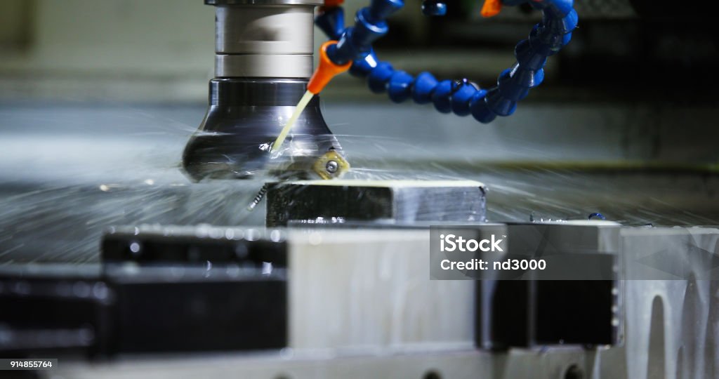 Précision industrielle d’usinage CNC de métal détail par mill à l’usine - Photo de Machine CNC libre de droits